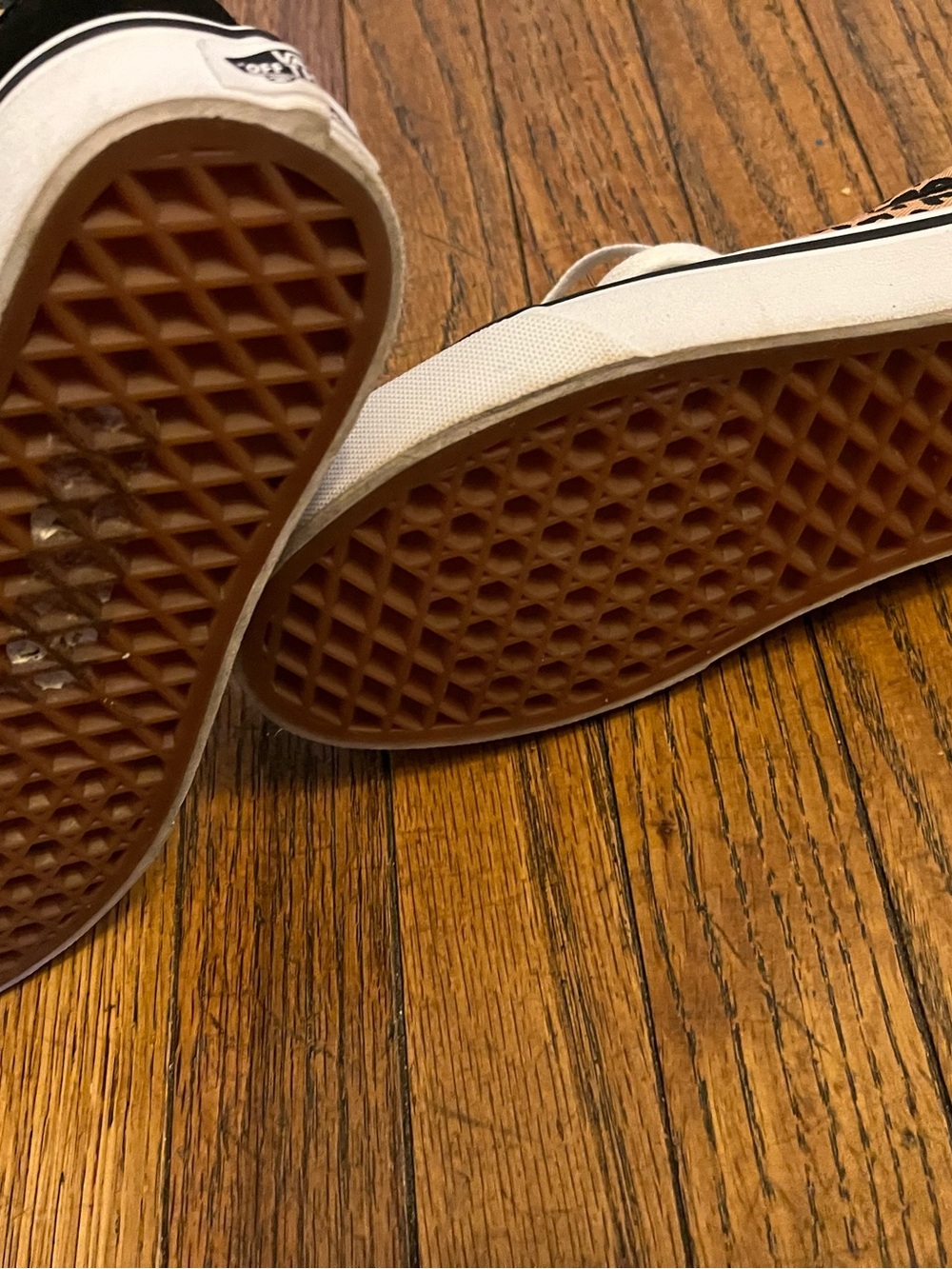 Vans Women's Old Skool Leopard Print Shoes - Picture 3 of 4